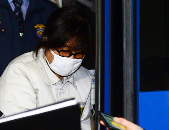 비선실세로 '국정농단'을 한 혐의로 구속된 최순실씨가 24일 오후 '박근혜 정부의 최순실 등 민간인 국정농단 사건 수사 특별검사팀' 서울 대치동 사무실에 첫 공개 소환되고 있다.